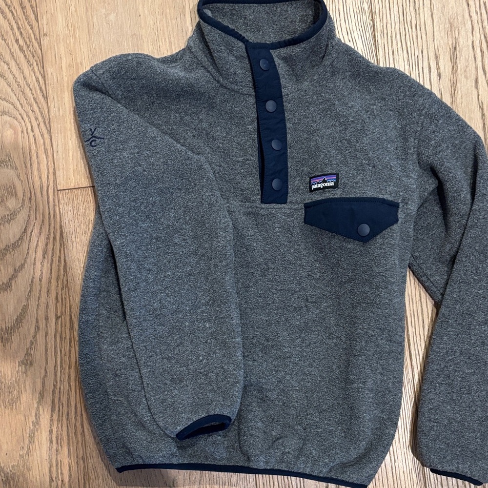 Patagonia Gray and Navy boys fleece size S (7-8)
